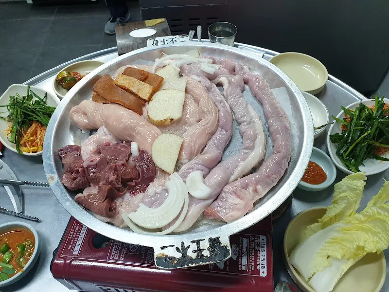 곱창, 대창, 염통, 껍데기가 가득 담긴 푸짐한 한 상