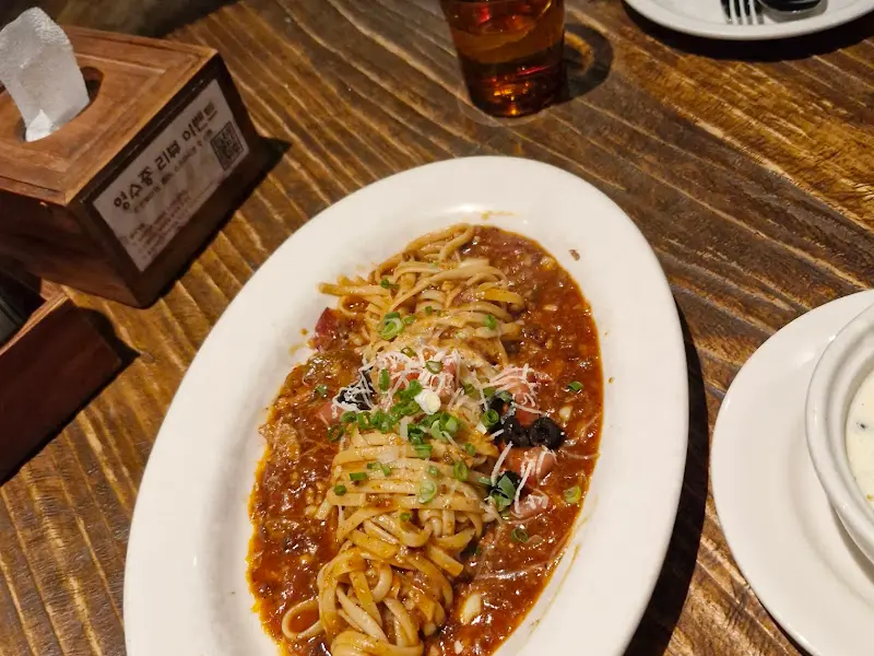 링귀네 면과 라구 소스의 조화가 돋보이는 파스타 요리