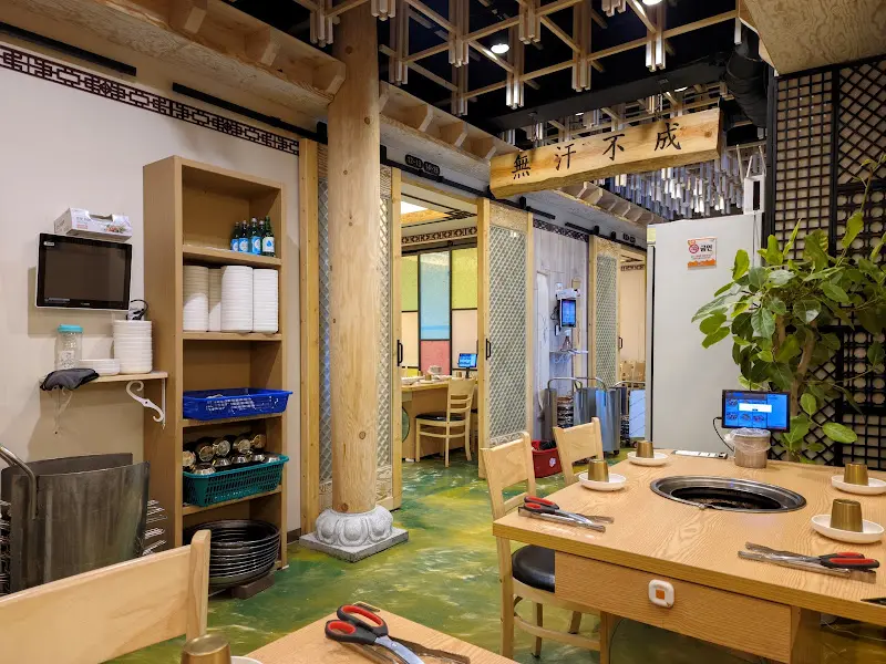 깔끔하고 편안한 분위기의 성산회관 내부