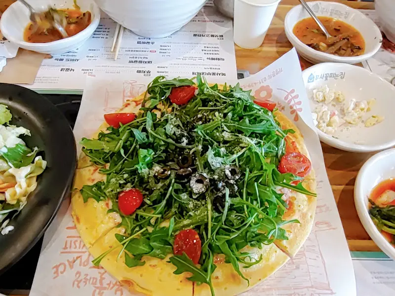 신선한 루꼴라가 듬뿍 올라간 피자