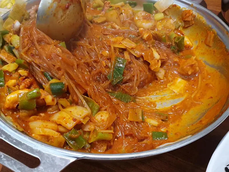 낙곱새를 덜어먹는 모습