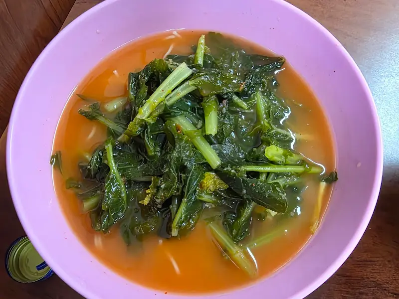 분홍색 그릇에 담겨져 나오는 열무국수