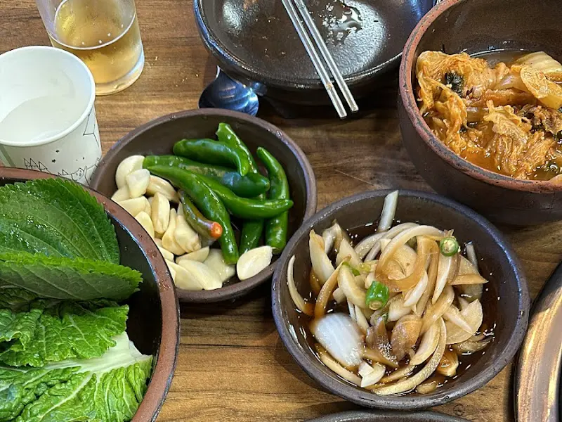 푸짐한 밑반찬과 김치찌개