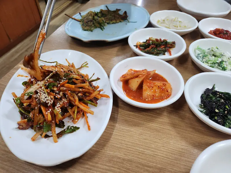 다양한 밑반찬들이 놓인 테이블