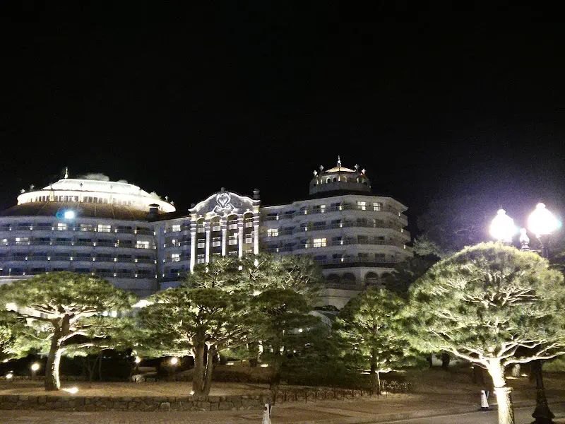 밤에 본 쏠비치 외관