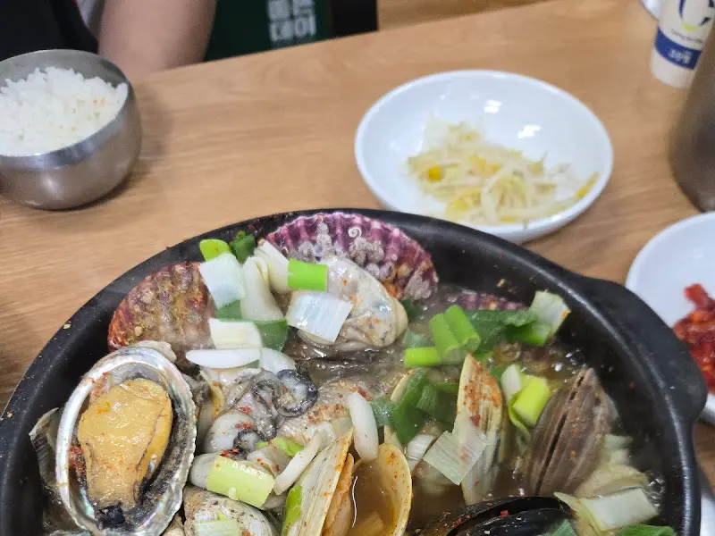 해물뚝배기의 푸짐한 해산물