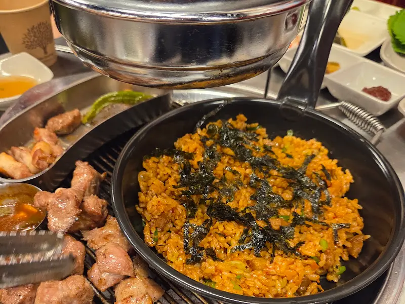 고기를 다 먹은 후 볶음밥을 볶는 모습