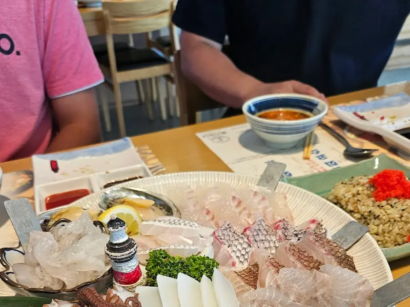 넓은 테이블에 놓인 횟감과 곁들임 요리