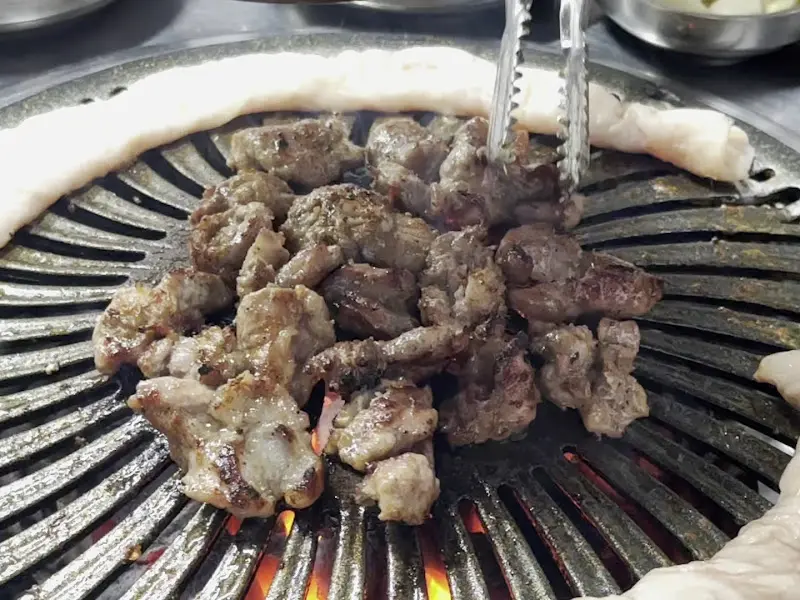 오돌뼈가 불판 위에서 구워지는 모습