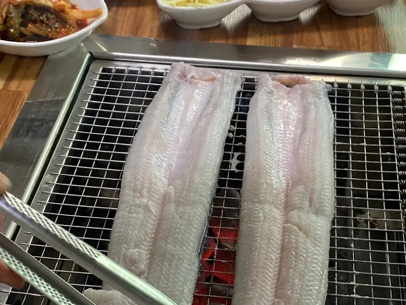 장어를 굽는 모습