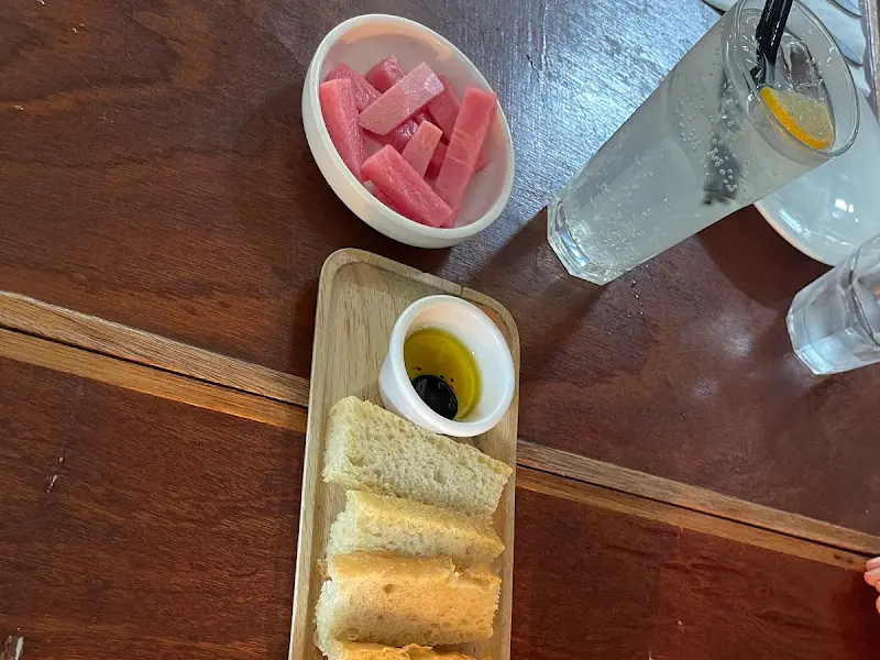 지오네키친에서 제공하는 식전빵과 피클