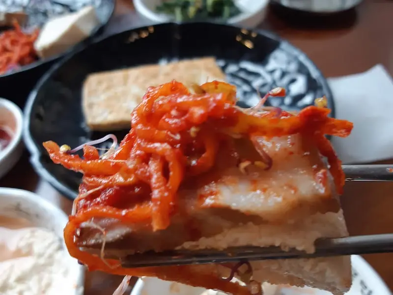 두부와 겉절이를 함께 찍은 사진