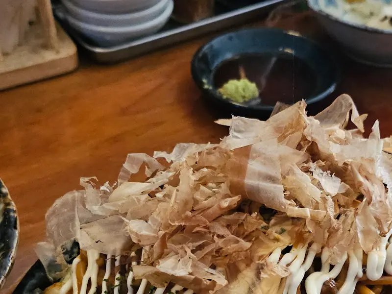 가쓰오부시가 듬뿍 올려진 오코노미야끼