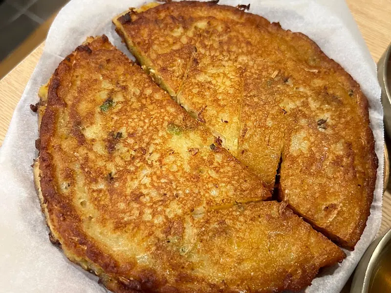 겉은 바삭하고 속은 촉촉한 진주육회의 녹두전