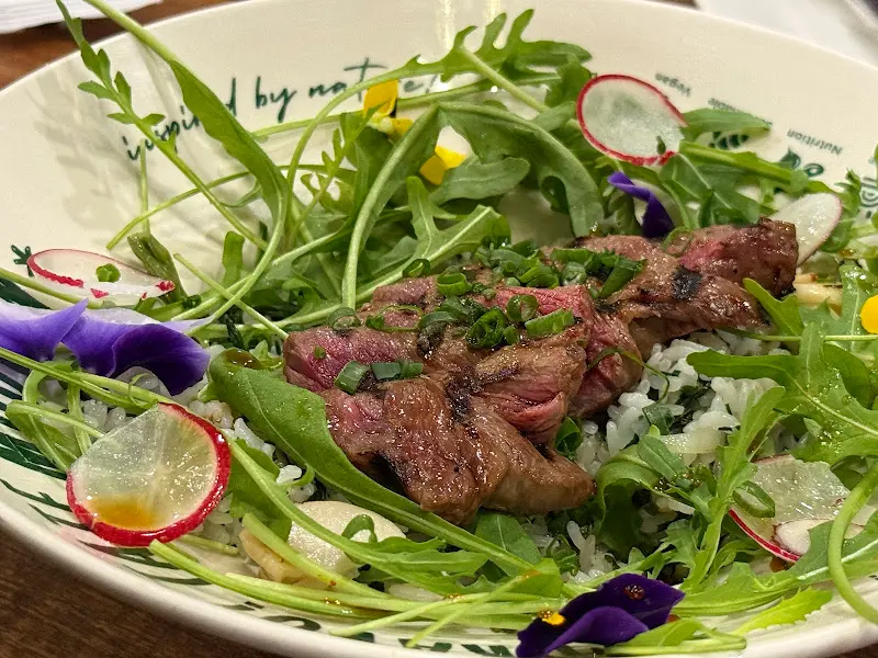 푸른 채소와 붉은 고기가 조화로운 샐러드