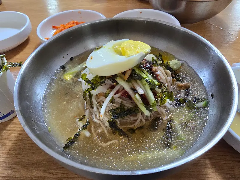푸짐한 막국수 한 그릇