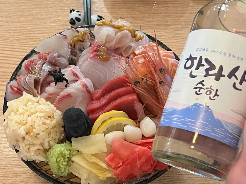 모듬 사시미와 한라산 소주