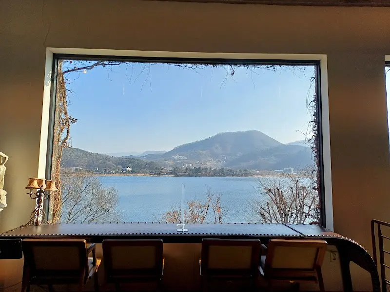 액자 프레임처럼 연출된 통창 너머로 보이는 북한강 뷰