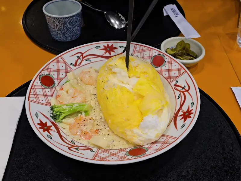 수플레 오믈렛을 가르는 순간, 부드러움이 눈으로도 느껴진다.