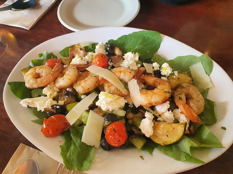 신선한 재료가 돋보이는 샐러드