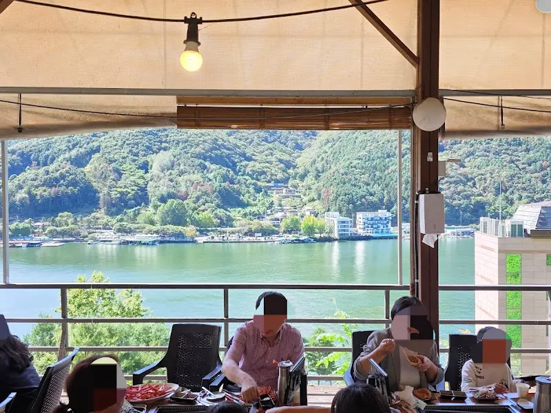 테이블에서 식사하는 손님들