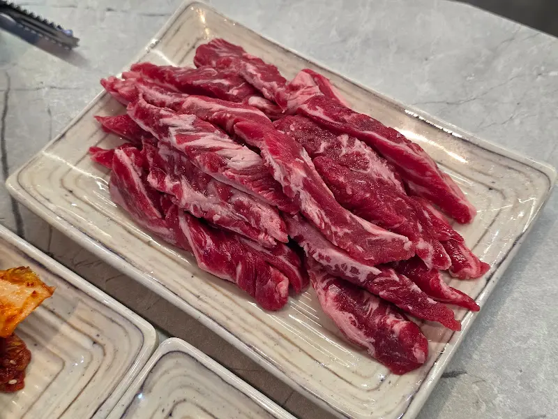 선홍빛의 신선한 소갈비