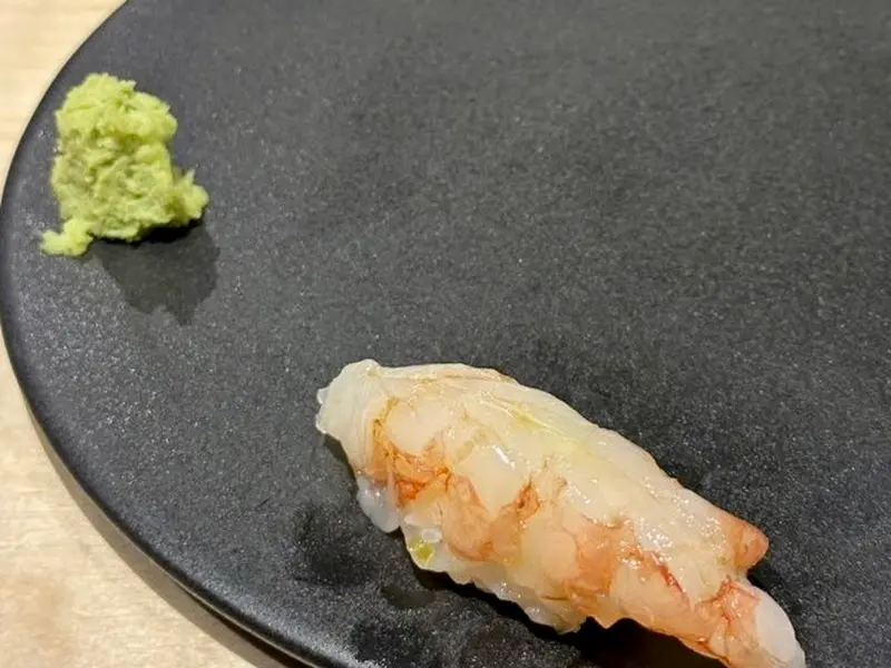 섬세한 칼집이 들어간 새우 초밥