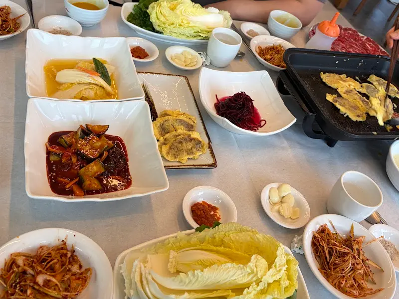 육전을 중심으로 푸짐하게 차려진 한 상