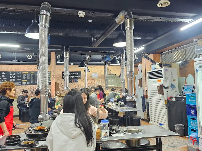 활기가 넘치는 가게 내부