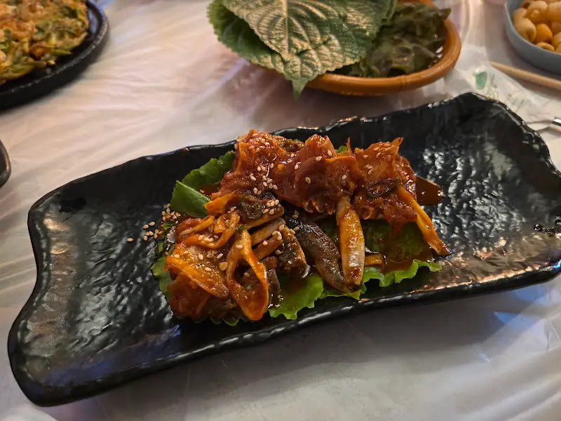 신선한 멍게와 해산물 곁들임 재료