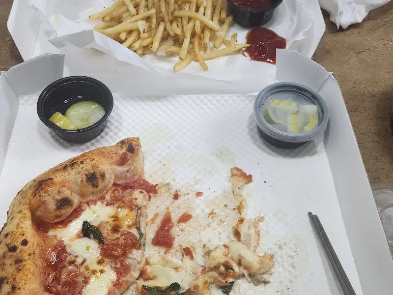 마르게리따 피자와 감자튀김