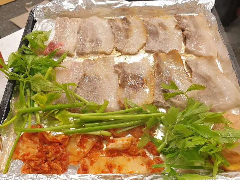 불판에 구워지고 있는 냉동 삼겹살