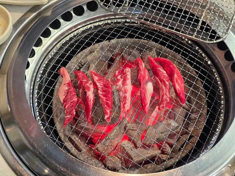 숯불에 구워 먹으니 더욱 맛있는 소갈비
