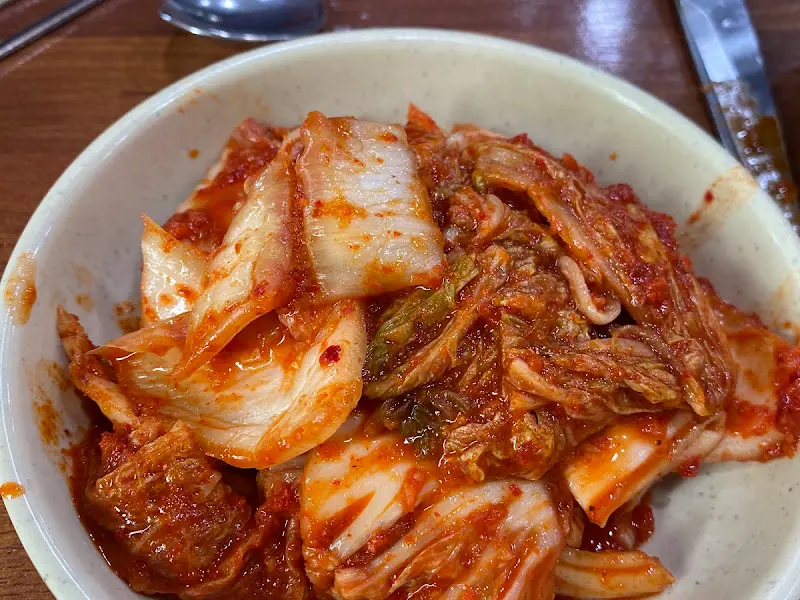 매운 양념이 가득한 김치의 모습