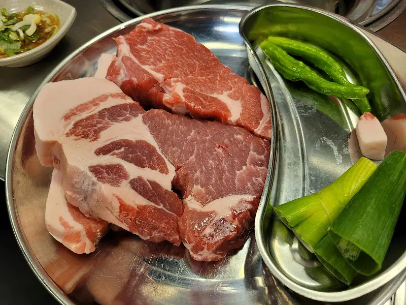 두툼한 생고기의 모습