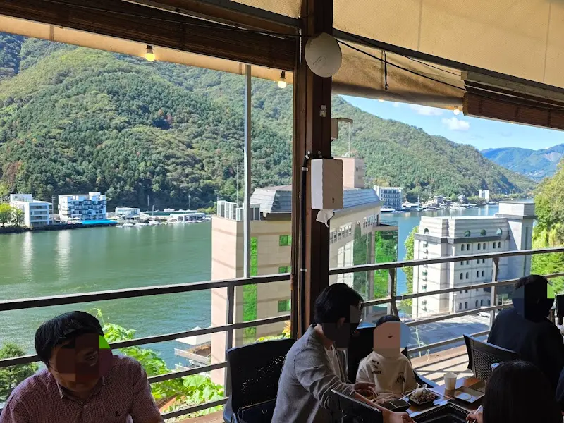 창밖으로 보이는 청평호 뷰