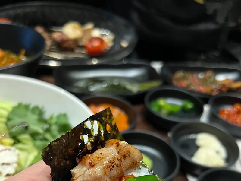 다양한 곁들임 찬들과 함께 제공되는 목살