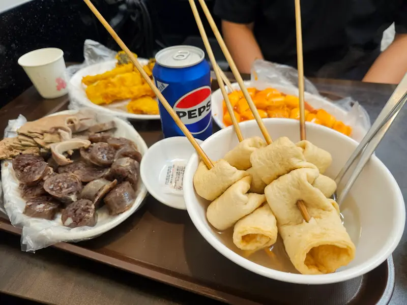 떡볶이, 어묵, 튀김, 순대가 담긴 쟁반