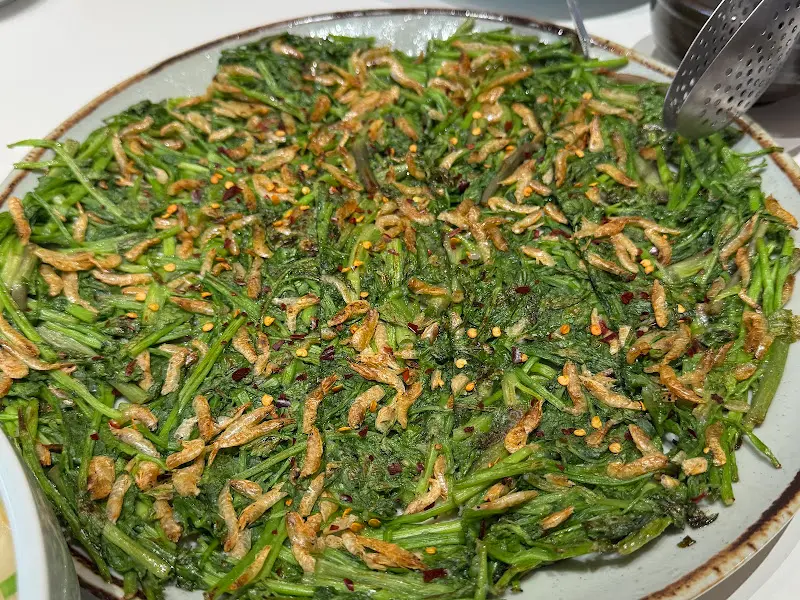 보리새우가 듬뿍 올려진 미나리전