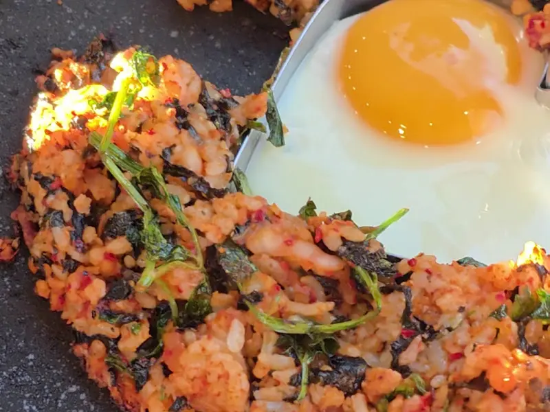 계란 프라이가 올라간 미나리 볶음밥