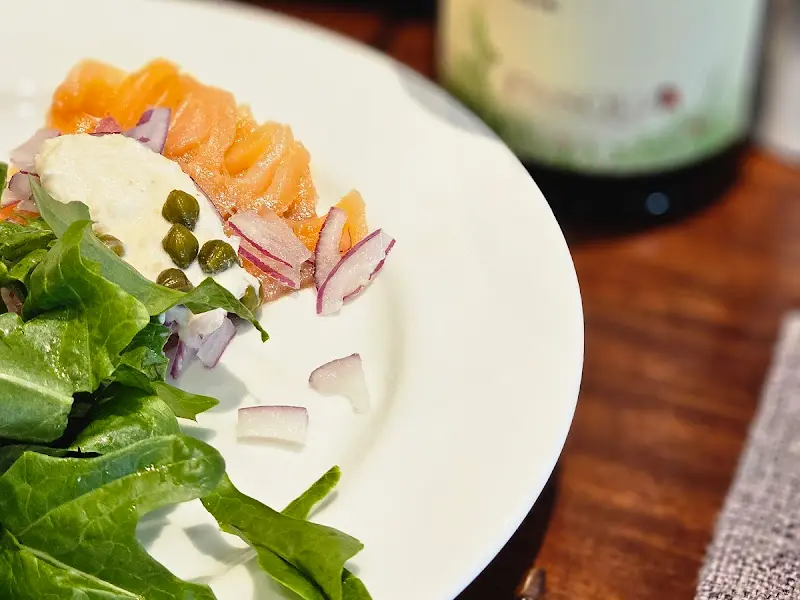 신선한 샐러드와 훈제 연어