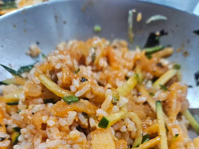 물회에 밥을 비벼 먹으니 또 다른 별미였다