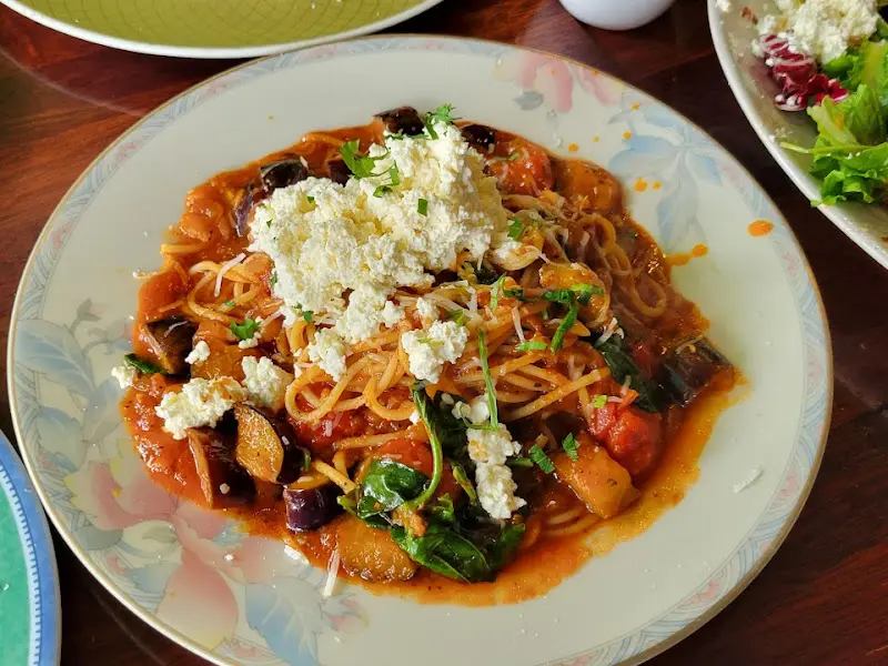 다채로운 토핑이 올라간 파스타