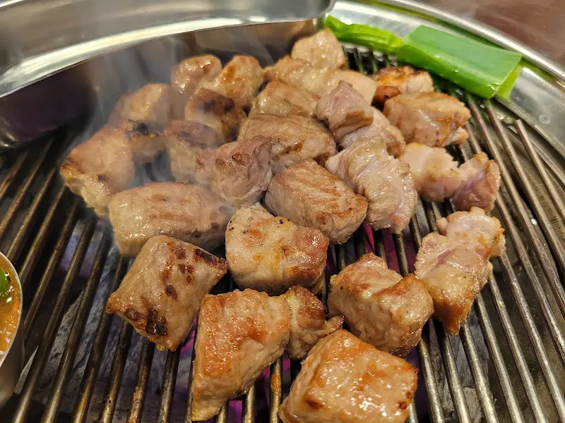 숯불 위에 고기가 가득 올라가 있는 모습