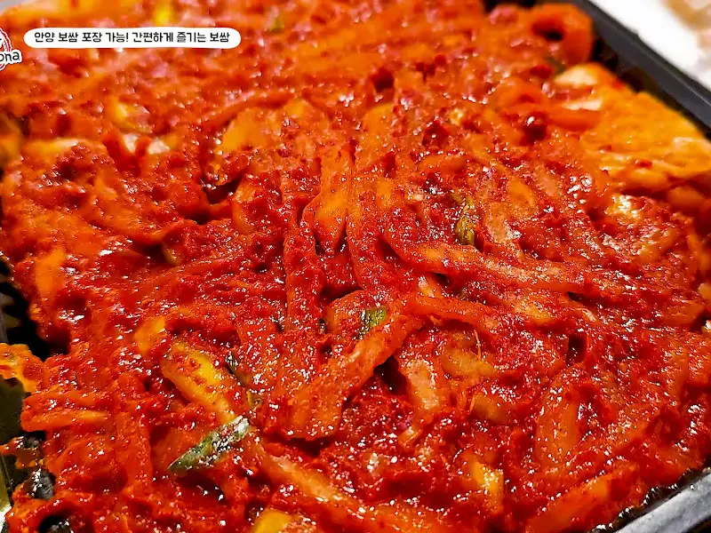 매콤한 양념에 버무려진 굴무침