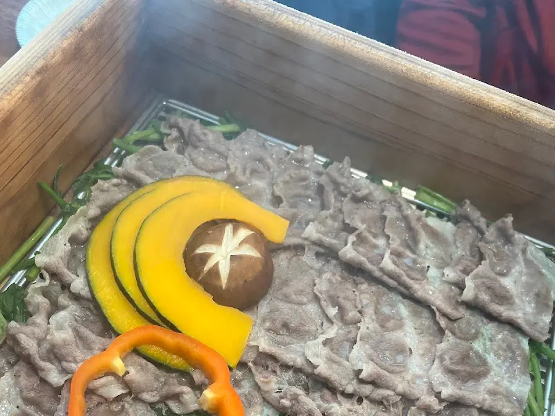 편백찜 재료가 담긴 나무 상자