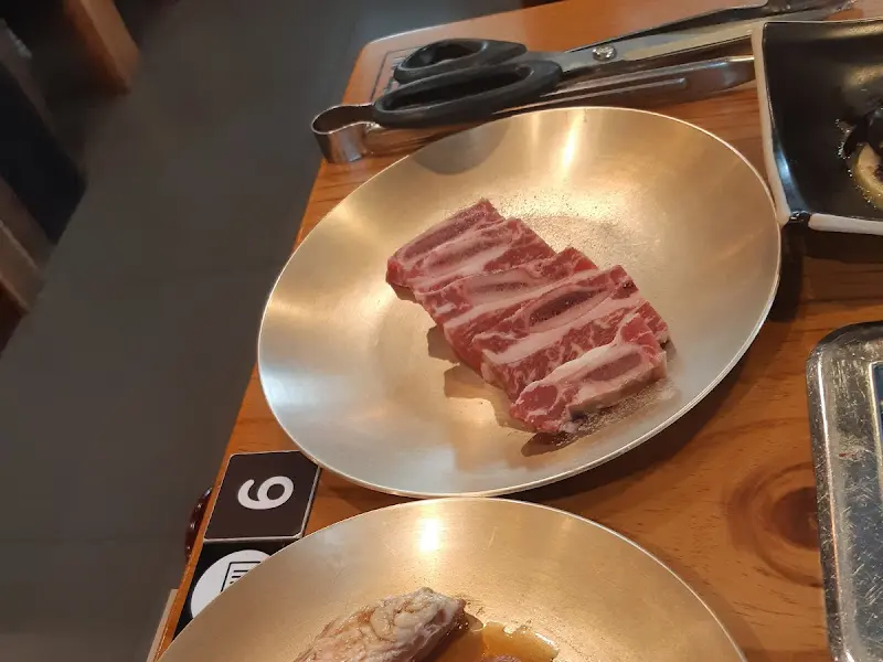 놋 접시에 담겨 나온 신선한 고기