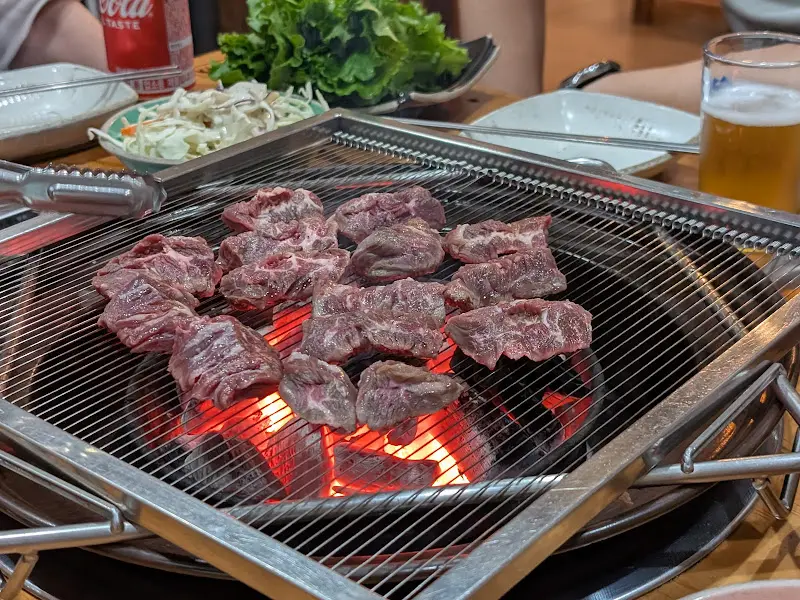 숯불 위에서 구워지는 다양한 부위의 고기