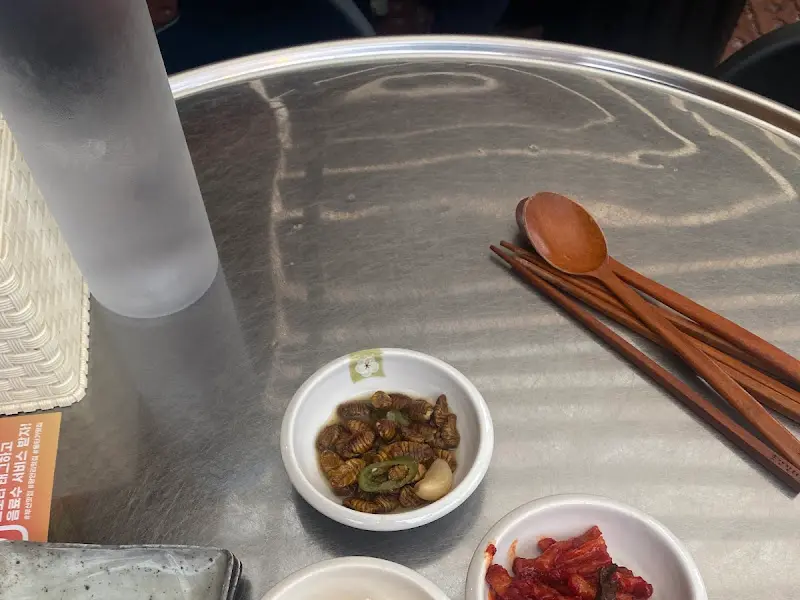 테이블 위에 놓인 기본 찬의 모습