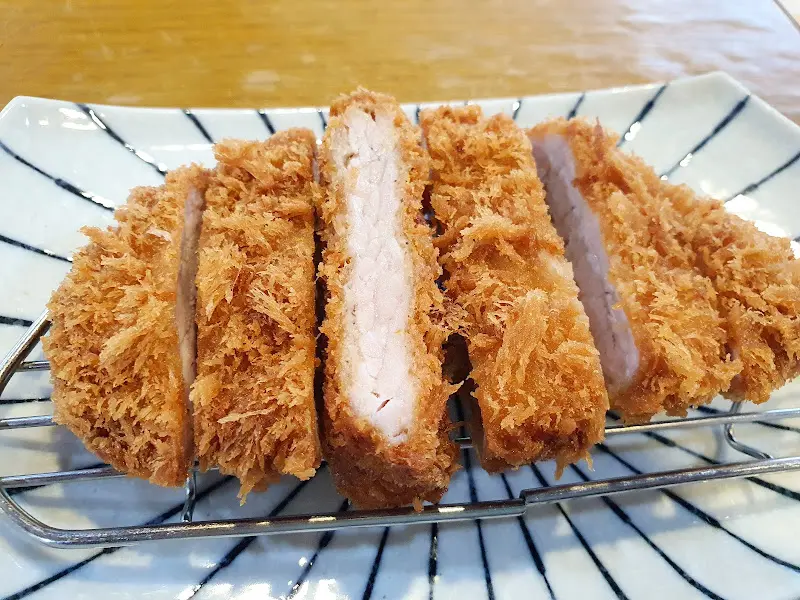 겉은 바삭, 속은 촉촉한 돈까스